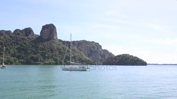 Парусник на якоре в заливе тропического острова — стоковое видео