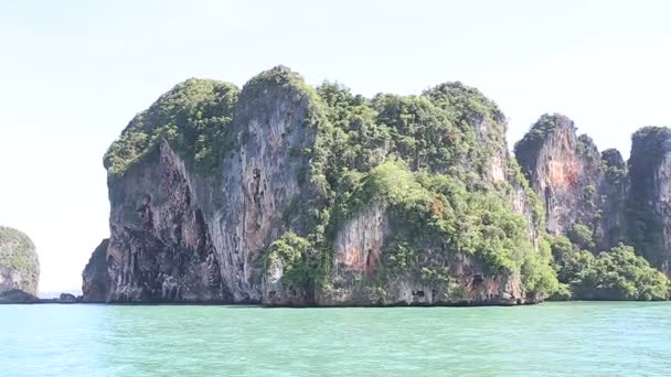 La isla con rocas y árboles inusuales — Vídeo de stock