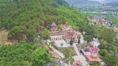 Budist Pagoda dağlık manzara karşı