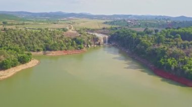 Sakin nehir büyük şelale ayak