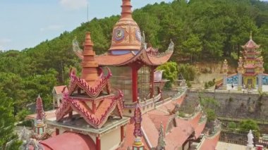 Pagoda çatı binalar bitkiler arasında