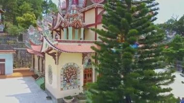 Pagoda karmaşık merdivenlerde ağacına arasında