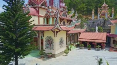 Tapınağı Pagoda köknar ağacı bahçede geçen