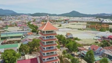 Katolik kilise çan kulesi City karşı