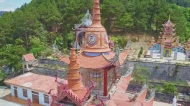 Budist tapınağı ayak kubbe ve çan kulesi