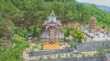 Budist kutsal heykel manzara karşı