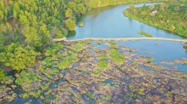Nehir orman gökyüzü karşı suda yansıtır