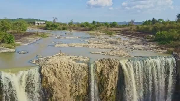 Wasserfall strömt zwischen Felsen gegen den Himmel — Stockvideo