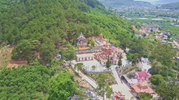 Budist Pagoda dağlık manzara karşı — Stok video