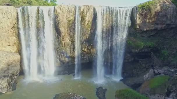 Les cours d'eau tombent dans l'étang River 