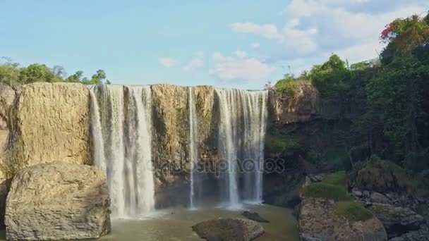 Mächtiges Wasser strömt Felswand hinunter — Stockvideo