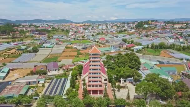 Iglesia contra la ciudad con edificios coloridos — Vídeos de Stock