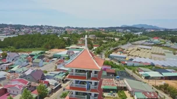 Campanario de la Iglesia Católica en la ciudad vietnamita — Vídeos de Stock