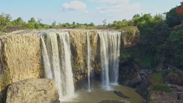 Corrientes de cascada cayendo entre rocas — Vídeo de stock