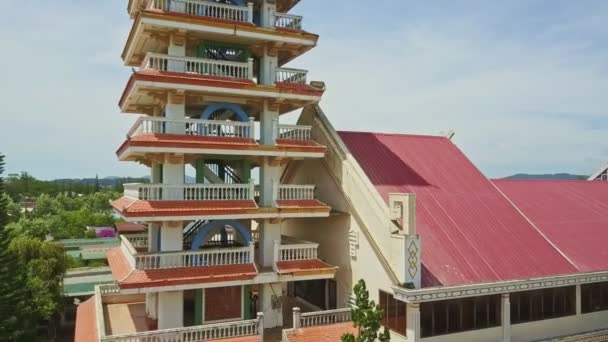 High Bell Tower contra Cityscape Sky — Vídeo de Stock