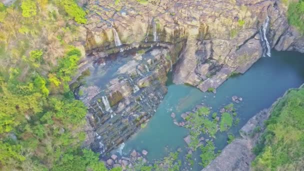 Cascata corre nel fiume tra il paesaggio roccioso — Video Stock