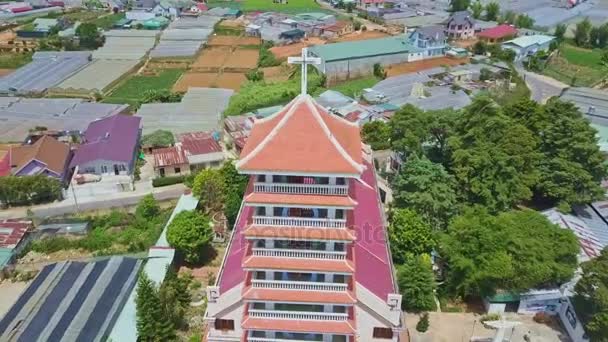 Iglesia moderna campanario en la ciudad — Vídeos de Stock