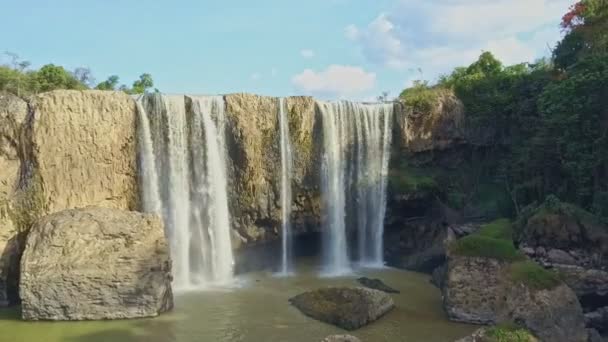 Corrientes empinadas de cascada entre rocas — Vídeos de Stock