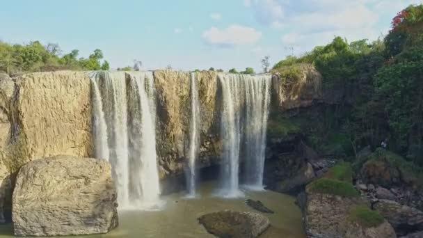 Voet van de waterval naar River Rapids tegen hemel — Stockvideo