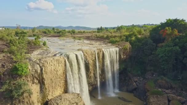 Водоспад струмки, прямуючі з крутої скелі — стокове відео