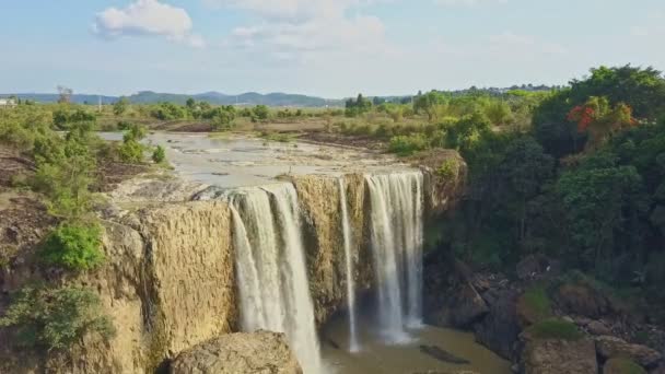 Corrientes de cascada que corren desde un acantilado empinado — Vídeo de stock