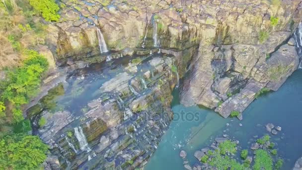 Vijver met waterval trapsgewijs tussen rotsen — Stockvideo