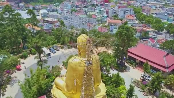 Altın Buddha Statue Nimbus ile geri — Stok video