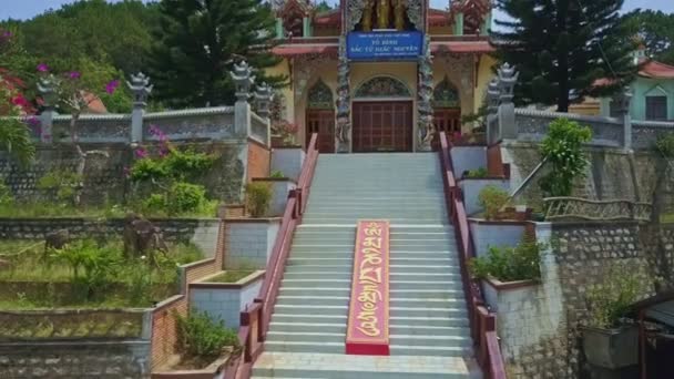 Lange trap naar boeddhistische tempel — Stockvideo