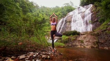 Yoga şelale yakın yapıyor kadın