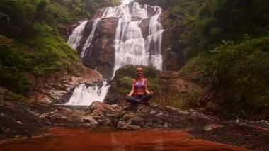 Yoga şelale yakın yapıyor kadın