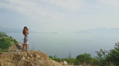 deniz manzarası sanal gerçeklik kask kız 