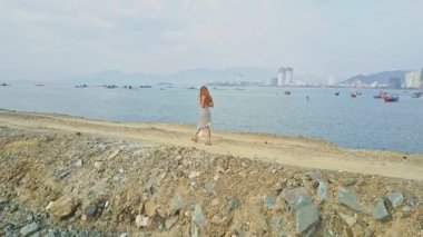 kız yere lezbiyen üzerinde yürüyor