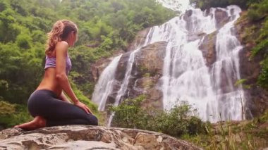 Yoga şelale yakın yapıyor kadın