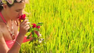 Bayan yüksek yeşil çim oturur