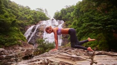 Yoga şelale yakın yapıyor kadın
