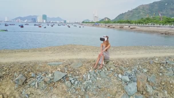 仮想現実ヘルメットの少女時計ボート — ストック動画