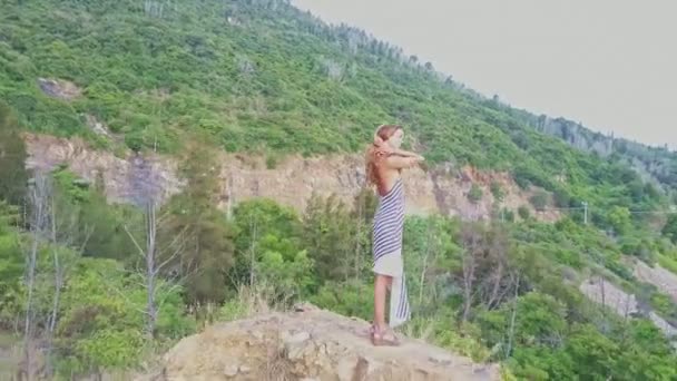 Chica disfrutando del océano y paisaje desde la cima de la colina — Vídeos de Stock