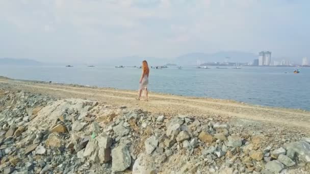 Dívka chodí na zem lesba — Stock video