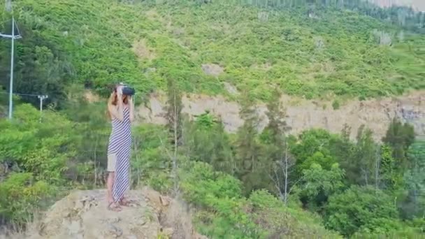 Menina em capacete realidade virtual olhando para a paisagem marinha — Vídeo de Stock