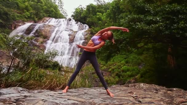 Femme faisant du yoga près de cascade — Video