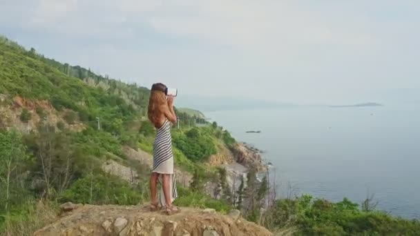 Dziewczyna w kask wirtualnej rzeczywistości oglądają seascape — Wideo stockowe