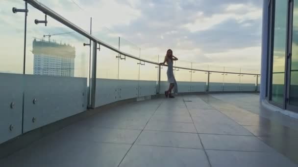 Meisje permanent op de bovenste verdieping van hotel — Stockvideo
