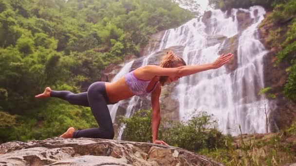 Kobieta robi joga w pobliżu wodospad — Wideo stockowe