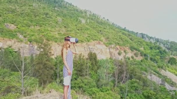 Mädchen im Virtual-Reality-Helm blickt auf das Meer — Stockvideo