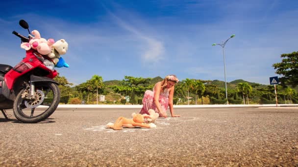 Mulher desenha imagem no asfalto de moto — Vídeo de Stock