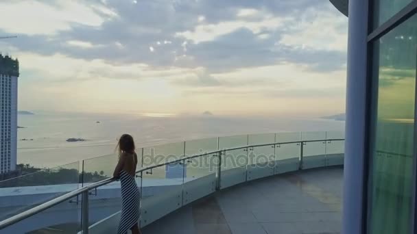 Girl standing on hotel top floor — Stock Video