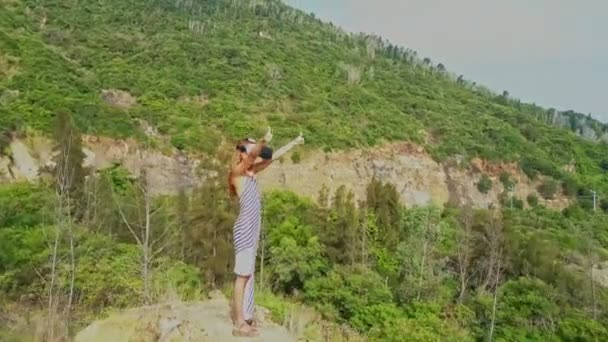 Дівчина в шоломі віртуальної реальності дивиться на море — стокове відео