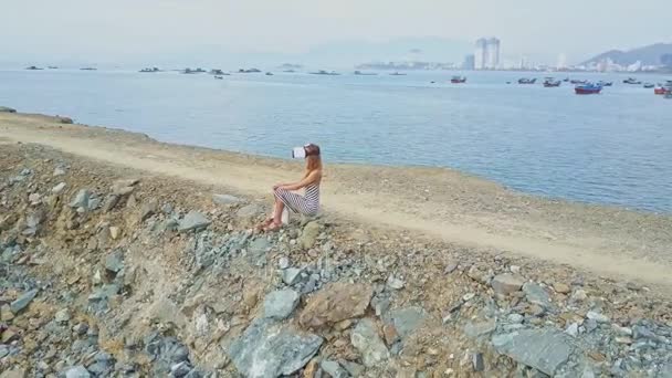 Κορίτσι στο κράνος εικονικής πραγματικότητας ρολόγια βάρκες — Αρχείο Βίντεο