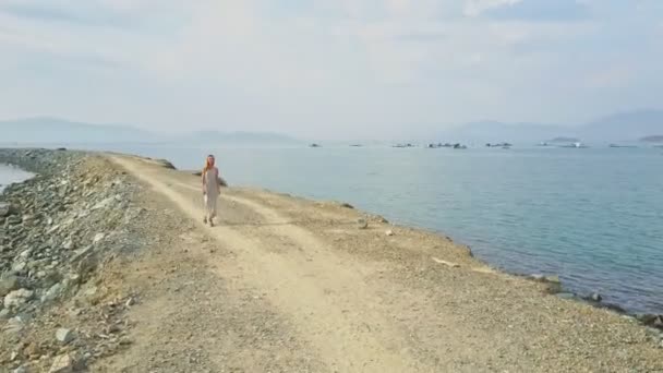 Tjej går på marken dyke — Stockvideo