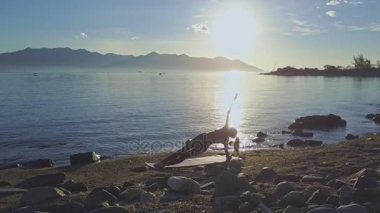 plaj sahil üzerinde yoga yaparken kız